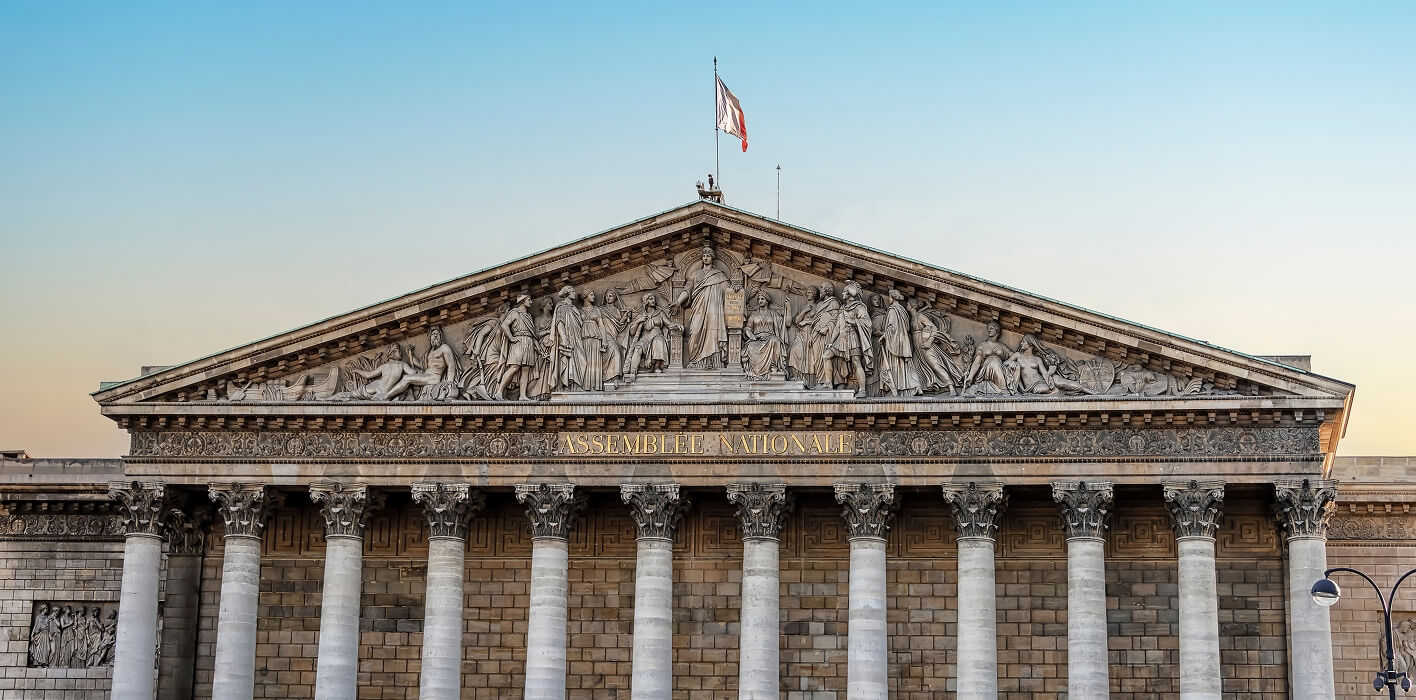 Bâtiments gouvernementaux et documents de politique représentant l'action législative sur les déchets plastiques